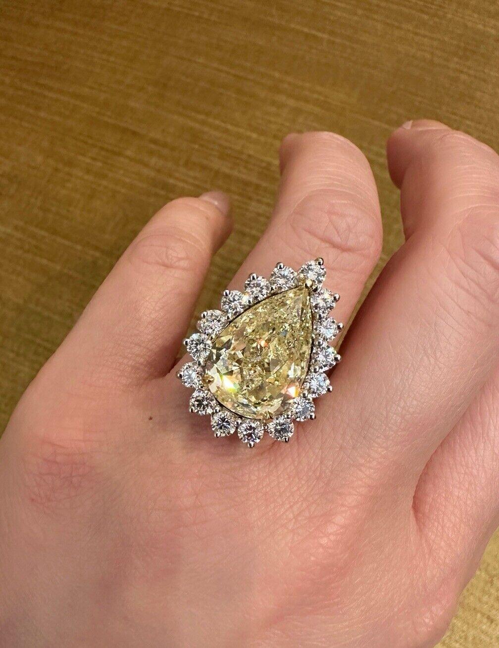 Taille poire Bague halo de diamants jaune clair fantaisie de 10,90 carats certifiés GIA en or 18 carats en vente