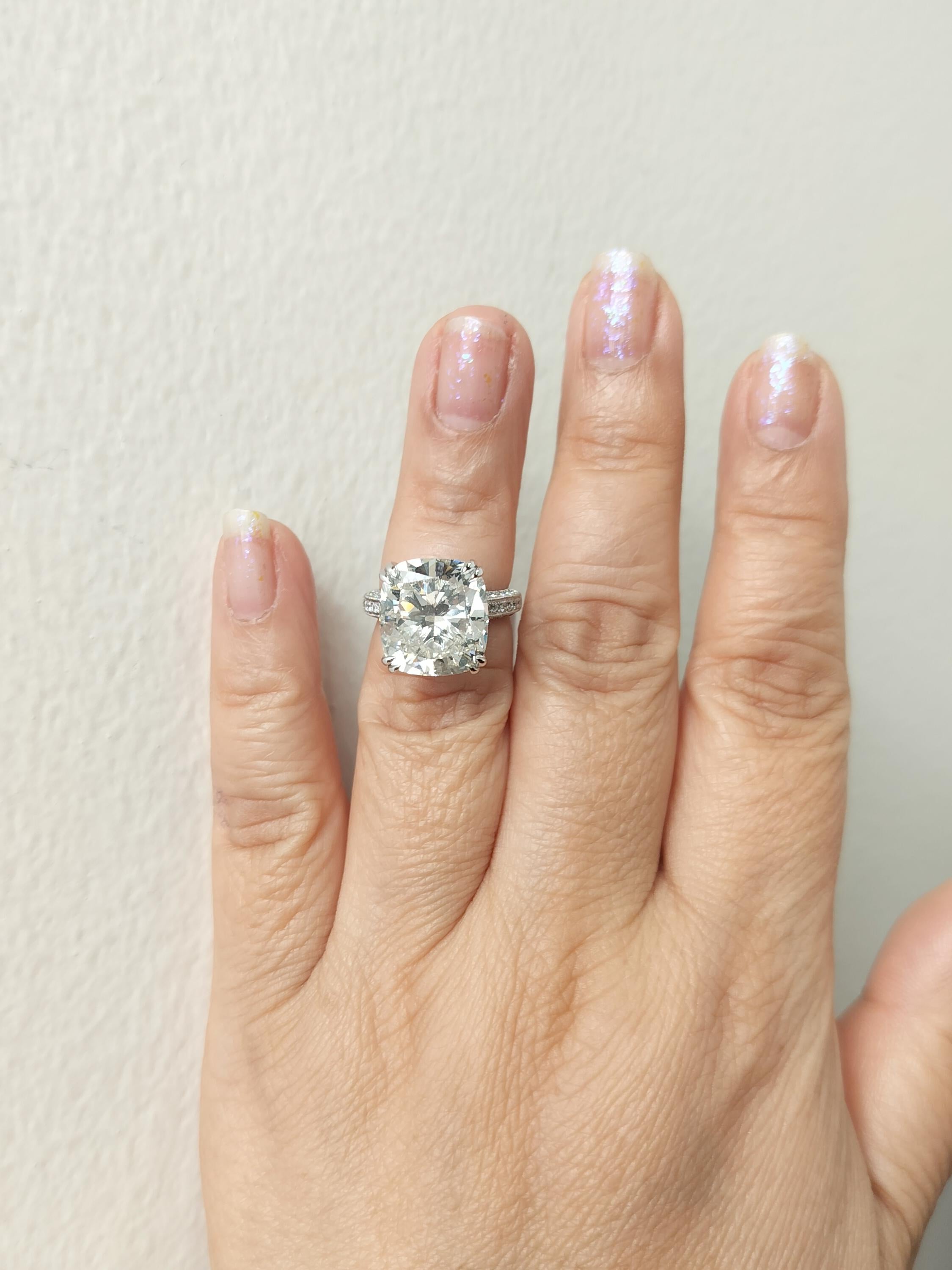 GIA 11,03 ct. Solitär-Ring aus 18 Karat Weißgold mit weißem Diamanten im Kissenschliff im Zustand „Neu“ im Angebot in Los Angeles, CA