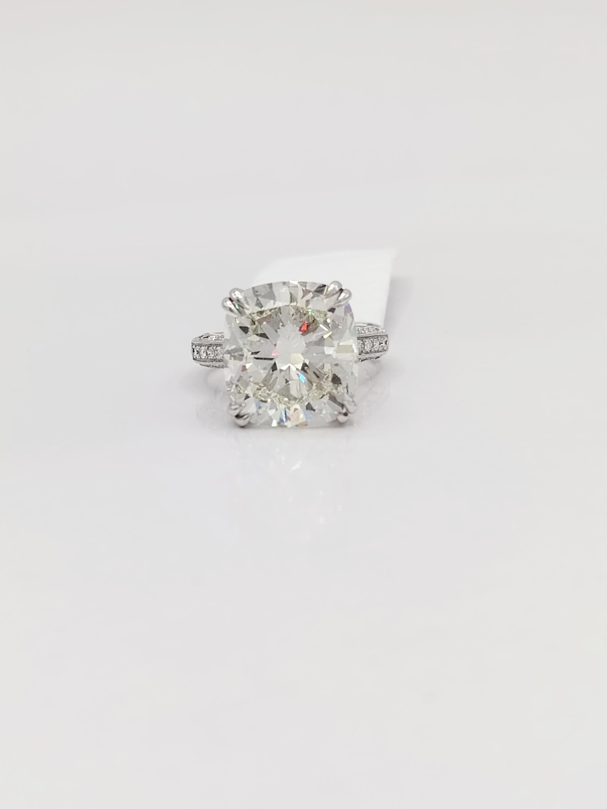 GIA 11,03 ct. Solitär-Ring aus 18 Karat Weißgold mit weißem Diamanten im Kissenschliff im Angebot 3