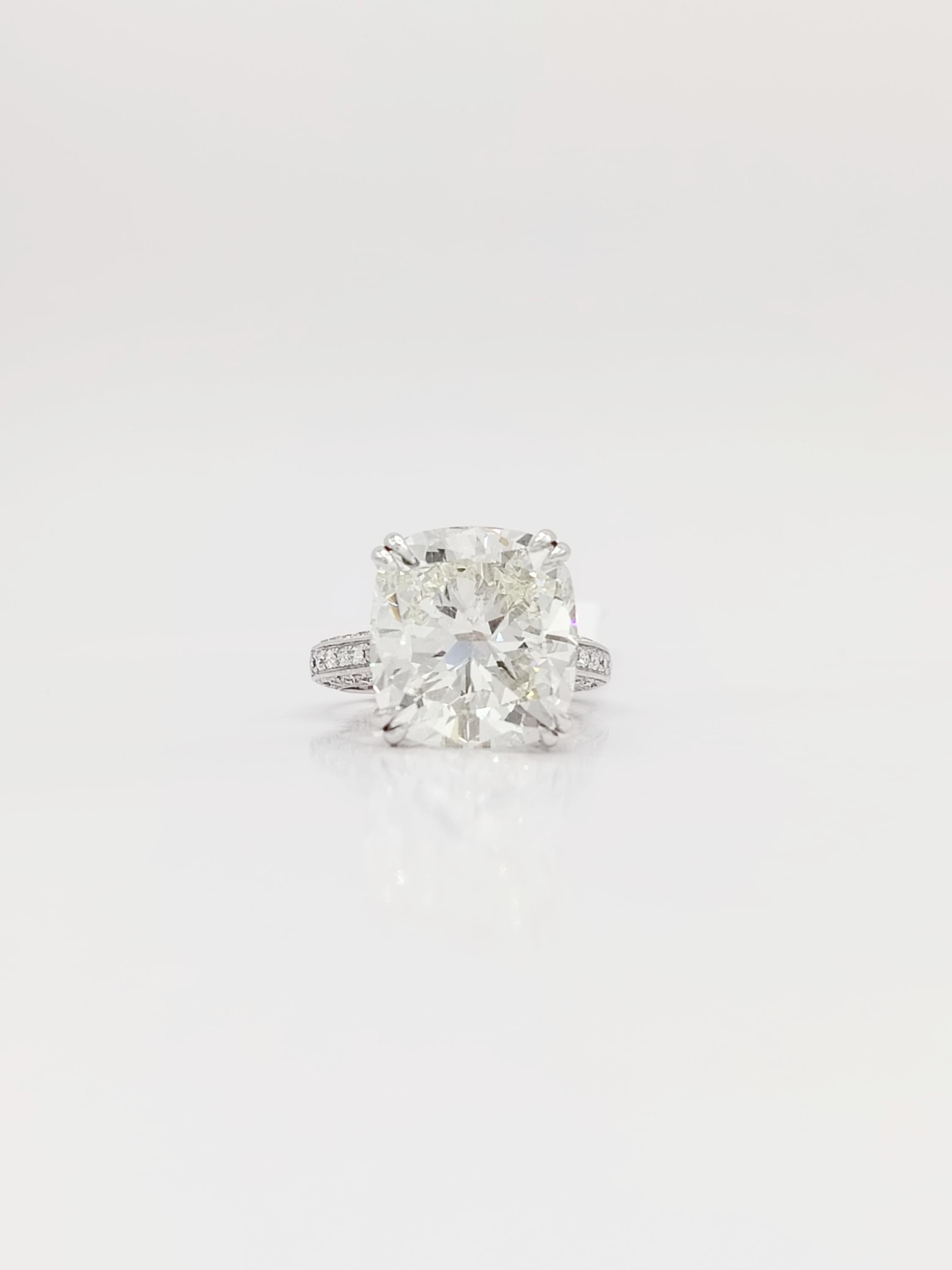 GIA 11,03 ct. Solitär-Ring aus 18 Karat Weißgold mit weißem Diamanten im Kissenschliff im Angebot 4