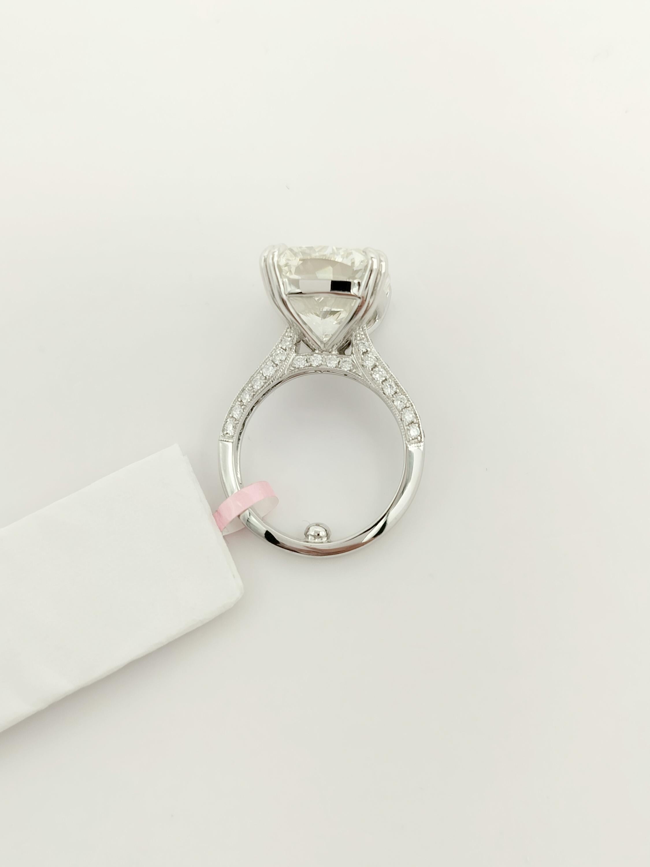 GIA 11,03 ct. Solitär-Ring aus 18 Karat Weißgold mit weißem Diamanten im Kissenschliff im Angebot 5