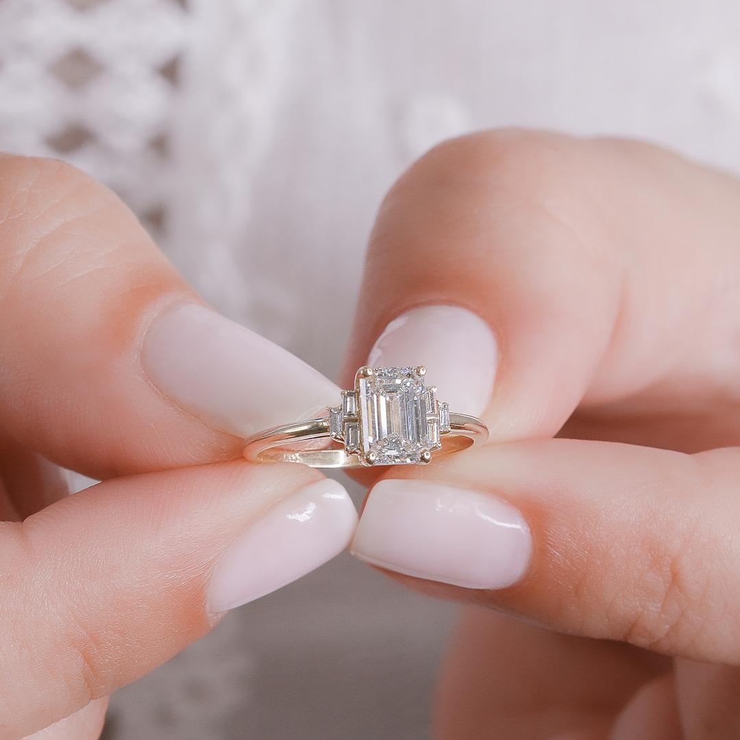 Bague Art-Déco avec diamant taille émeraude naturelle de 1,11 carat certifié GIA, baguettes gratuites Neuf - En vente à רמת גן, IL