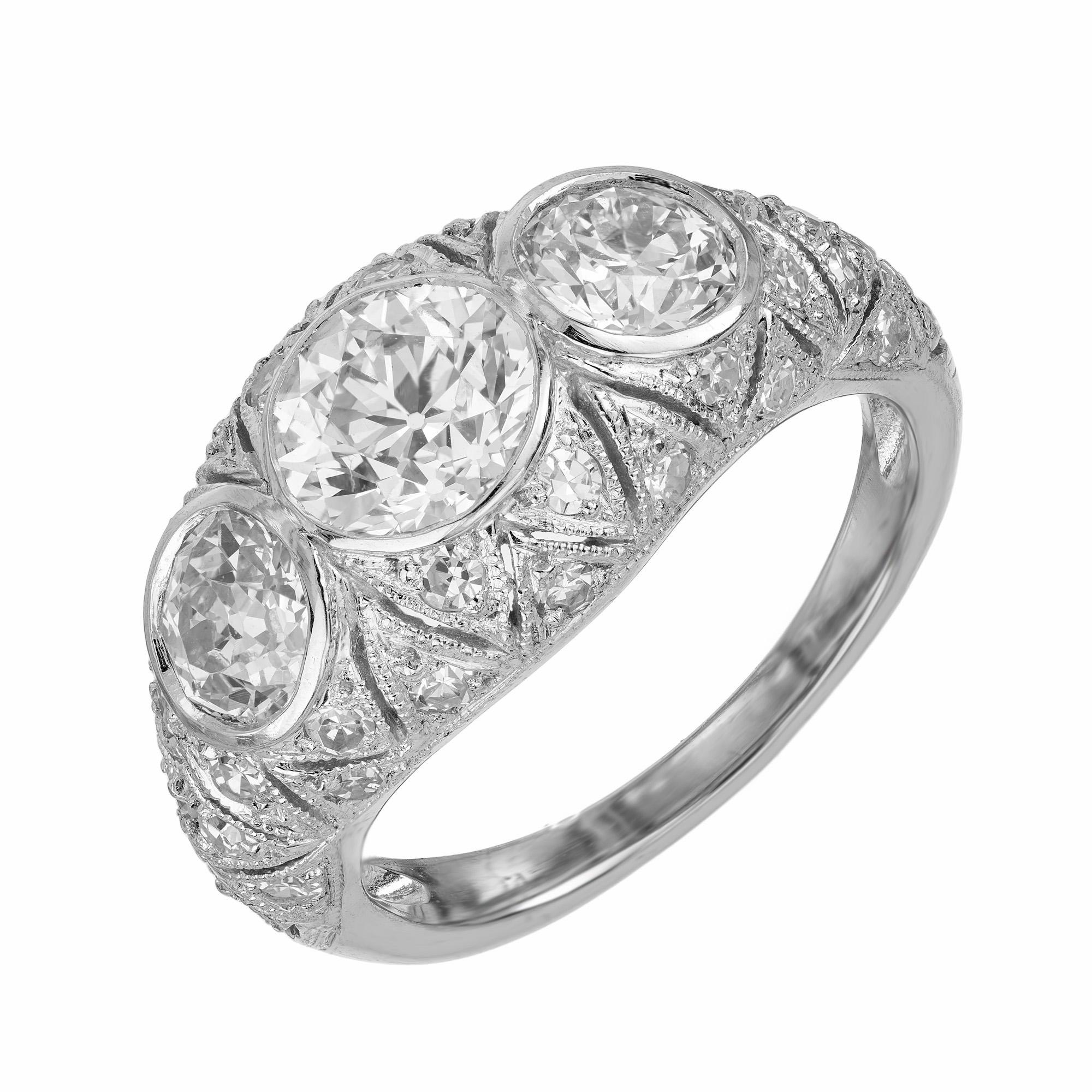 Faites l'expérience de l'élégance intemporelle avec notre bague de fiançailles Art déco de 1,12 carat, certifiée par le GIA et datant des années 1920. Les trois pierres serties sont de taille Old European Cut, le diamant central étant de 1,12 ct et