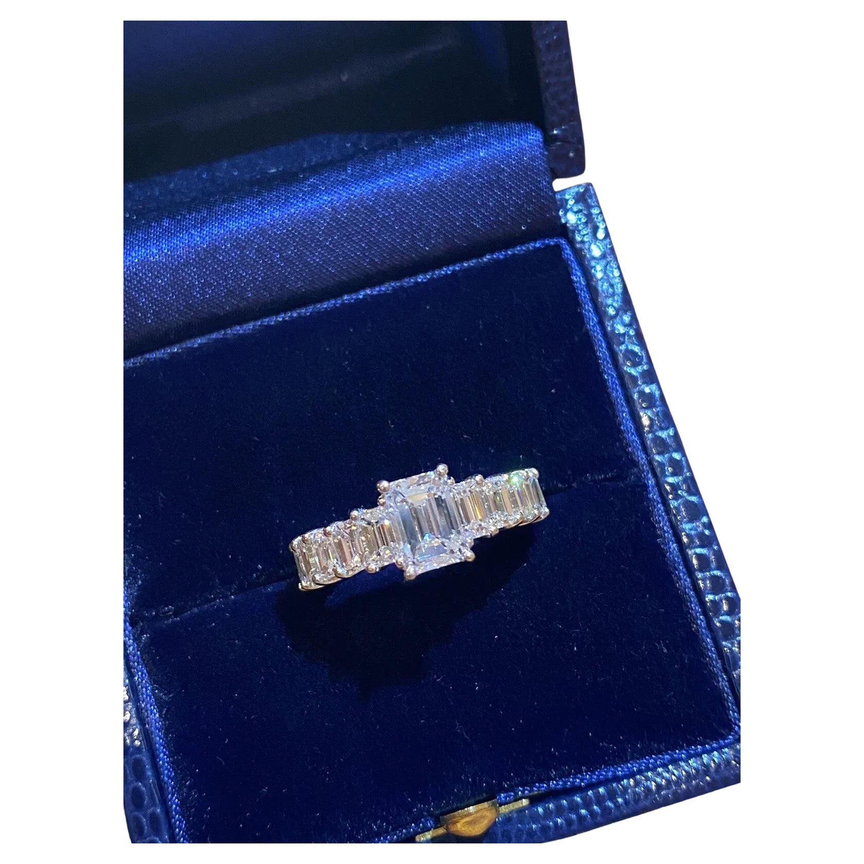GIA CERTIFIED 1,12 Karat Center Emerald Cut mit 4,34 Karat Diamant Eternity Band Ring in 18k Weißgold

Diamond Eternity Band Ring verfügt über einen 1,12 Karat Smaragdschliff Diamant in der Mitte mit einem Band mit 21 Smaragdschliff Diamanten in 18k