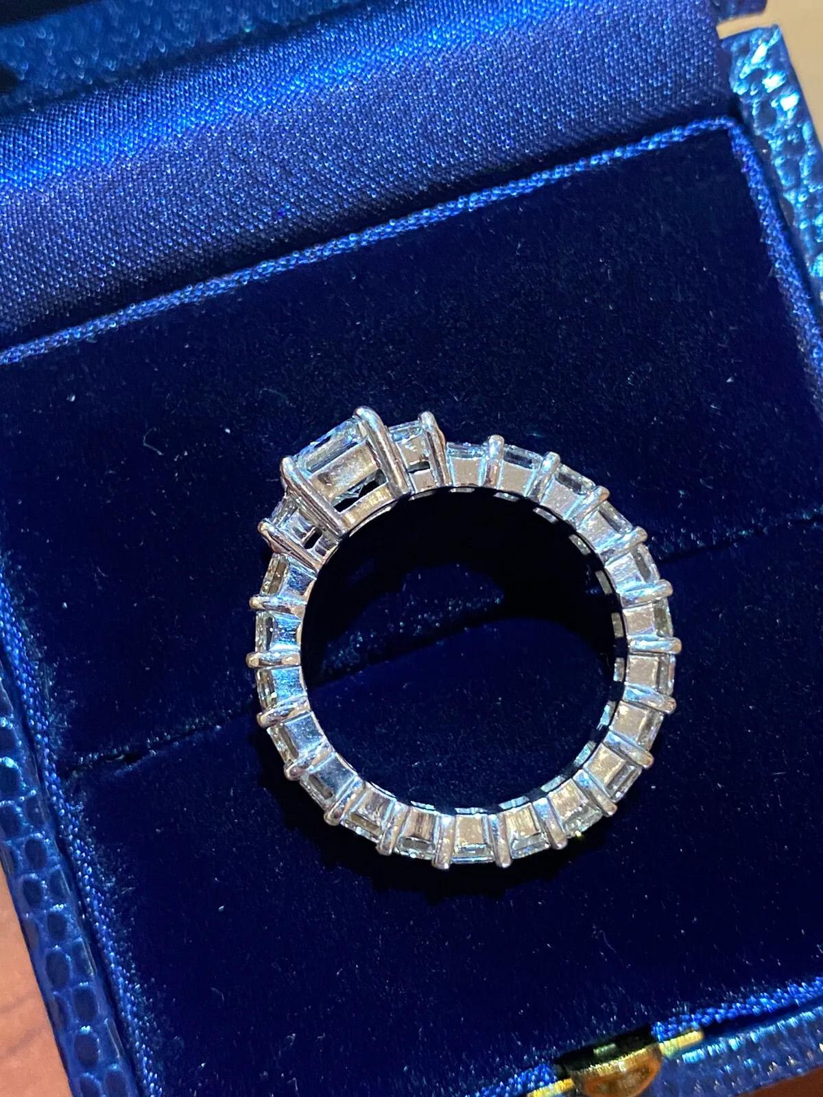 GIA 1,12 carati con 4,34 carati di diamante taglio smeraldo Anello di eternità in oro bianco 18 carati in vendita 4