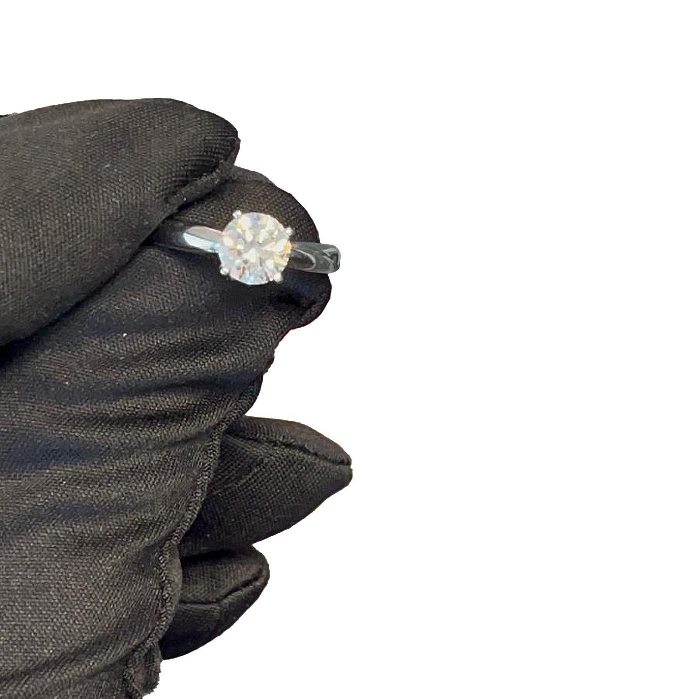 GIA Ceritifed 1,12 Karat natürlicher Rundschliff 14K Tiffany Stil Exquisite Diamantring im Zustand „Gut“ im Angebot in Aventura, FL