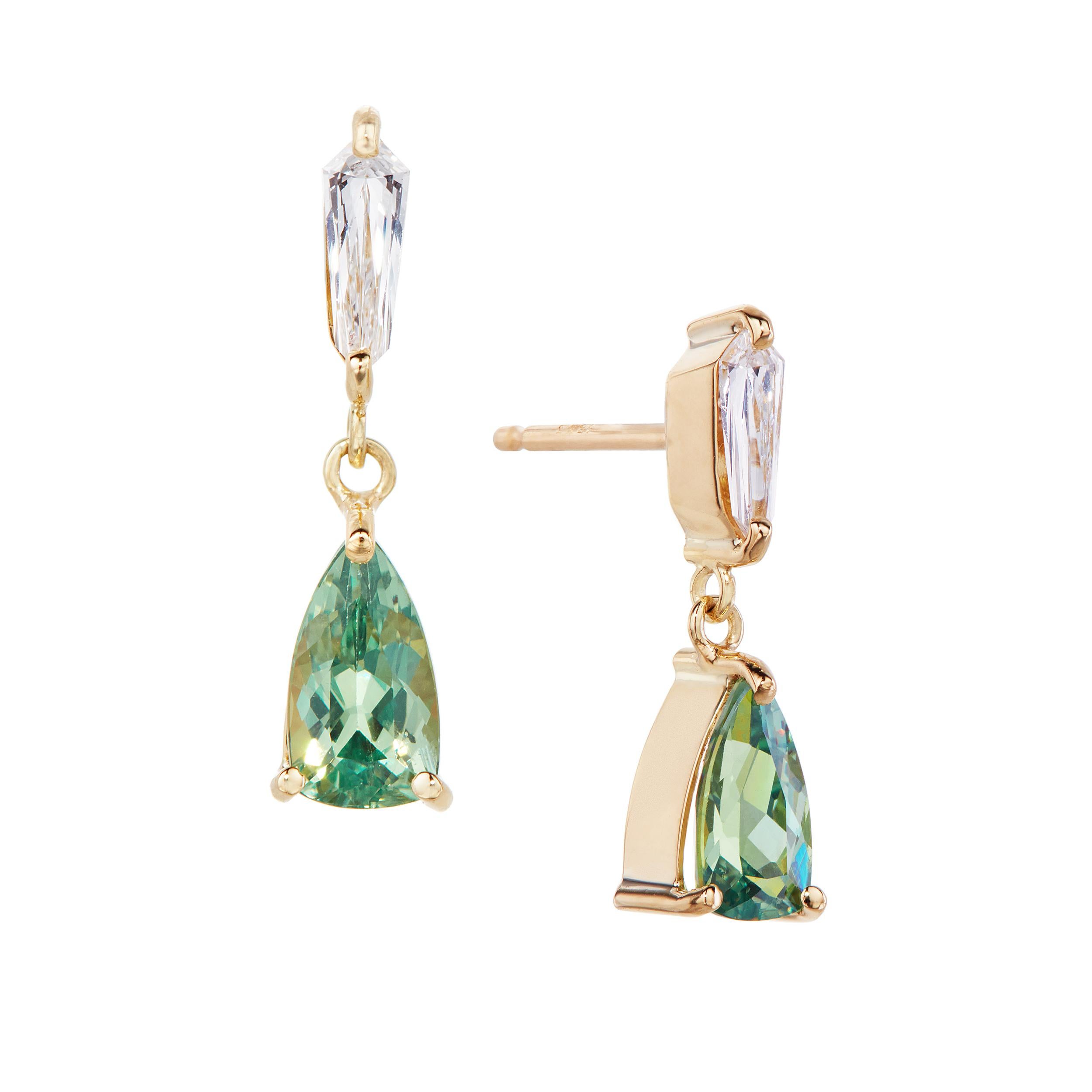 Magnifique et rare grenat démantoïde avec les plus beaux diamants en forme de fantaisie pour couronner les boucles d'oreilles.

Paire de grenats démantoïdes Trillion allongés pesant 0,94 carats
Paire de diamants assortis en forme de bouclier pesant