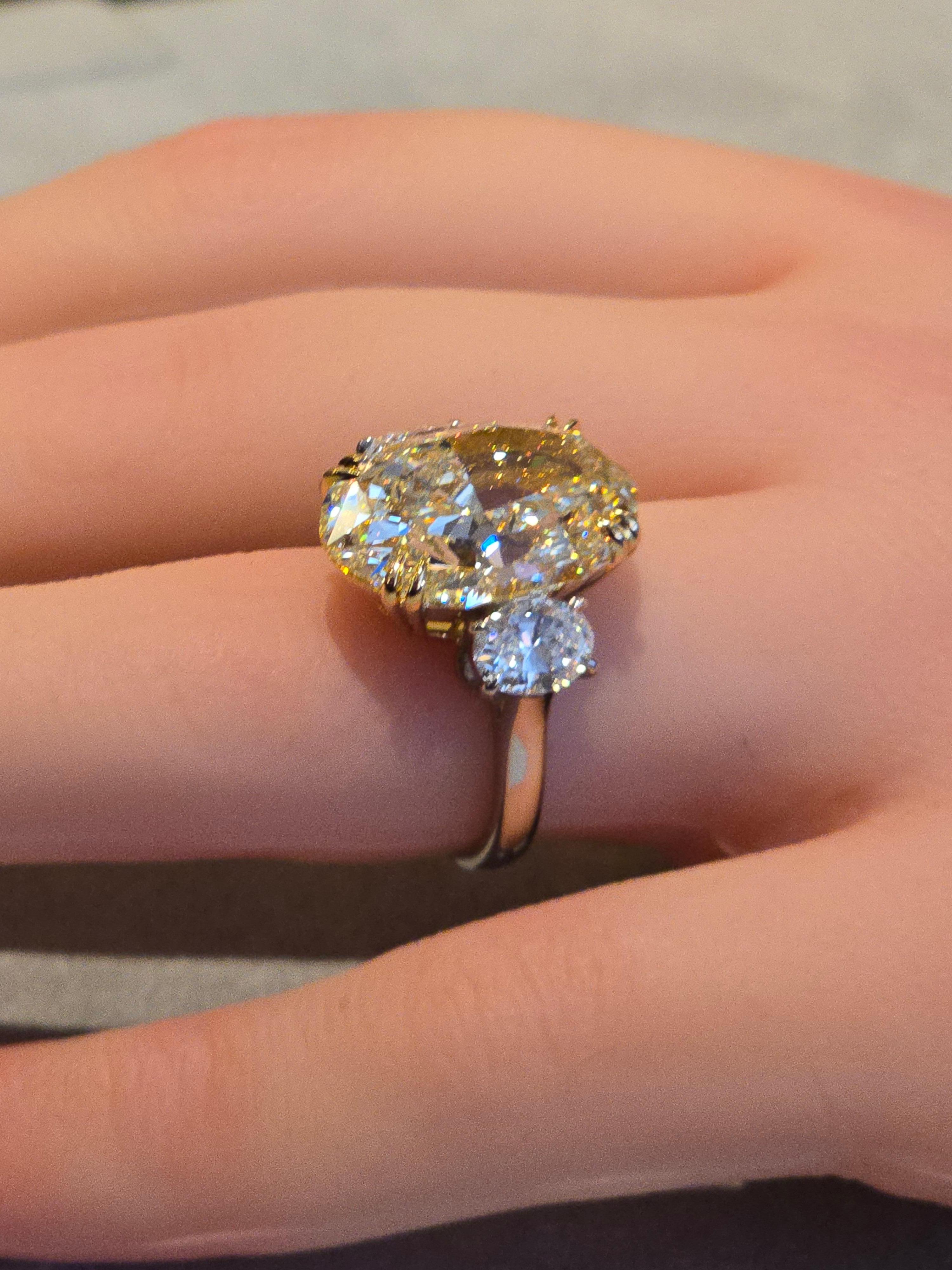 GIA 11.38ct Oval Fancy Light Yellow Diamond 3 Stone Ring in Platinum 18K For Sale 1