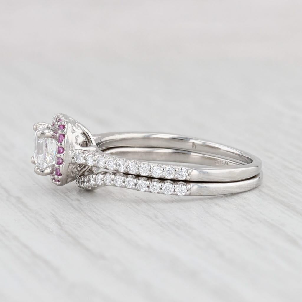 GIA 1,13ctw Diamante Pink Sapphire Anello di fidanzamento aureolato Set di fedi in platino in vendita 1