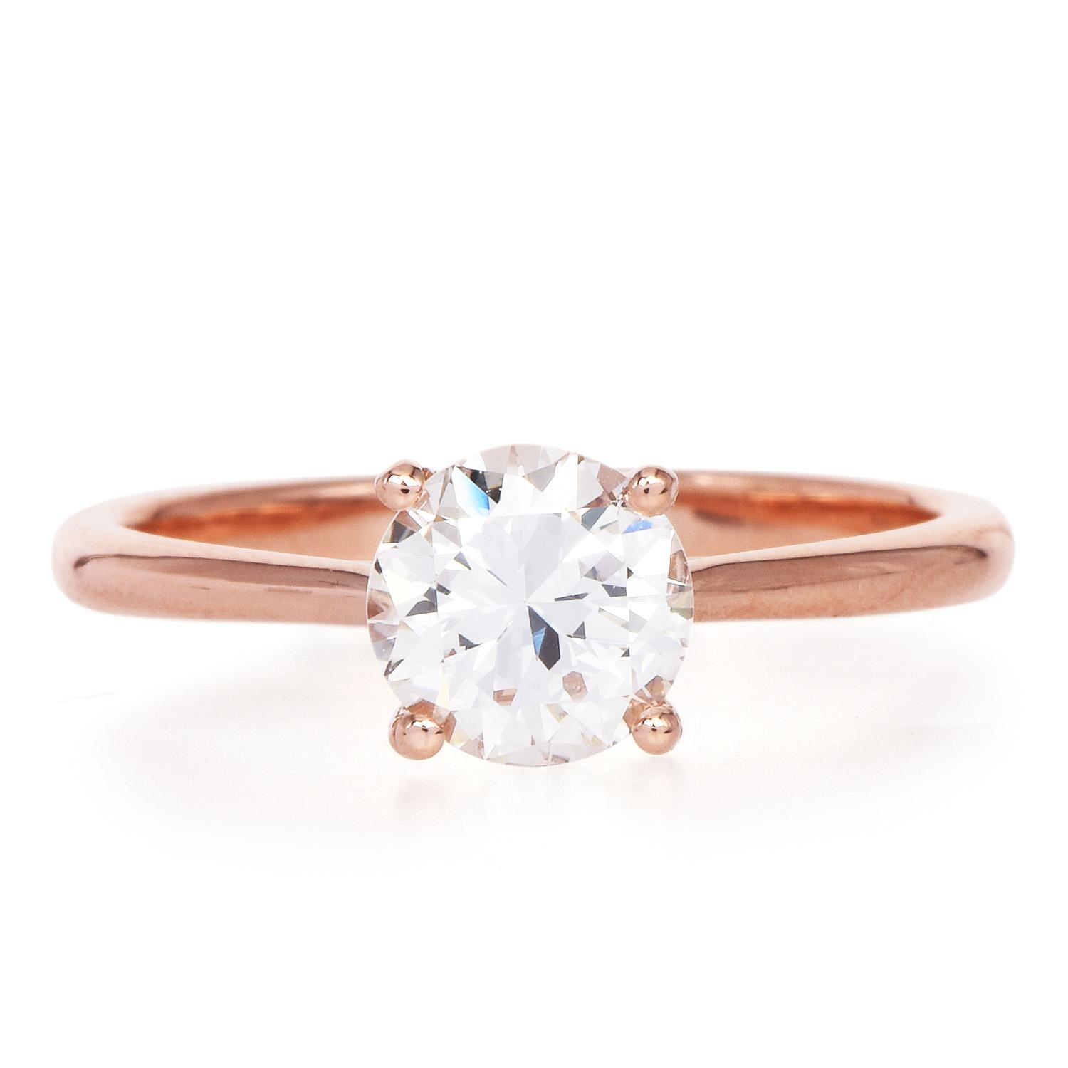 Klassischer Ring in einer rosafarbenen Farbe, mit romantischem Stil

Die Mitte ist aus massivem 14-karätigem Roségold gefertigt und wird von einem GIA-zertifizierten 1,16 Karat Diamanten im Rundschliff, JColor & VS1 Reinheit geschmückt.

Die Spitze