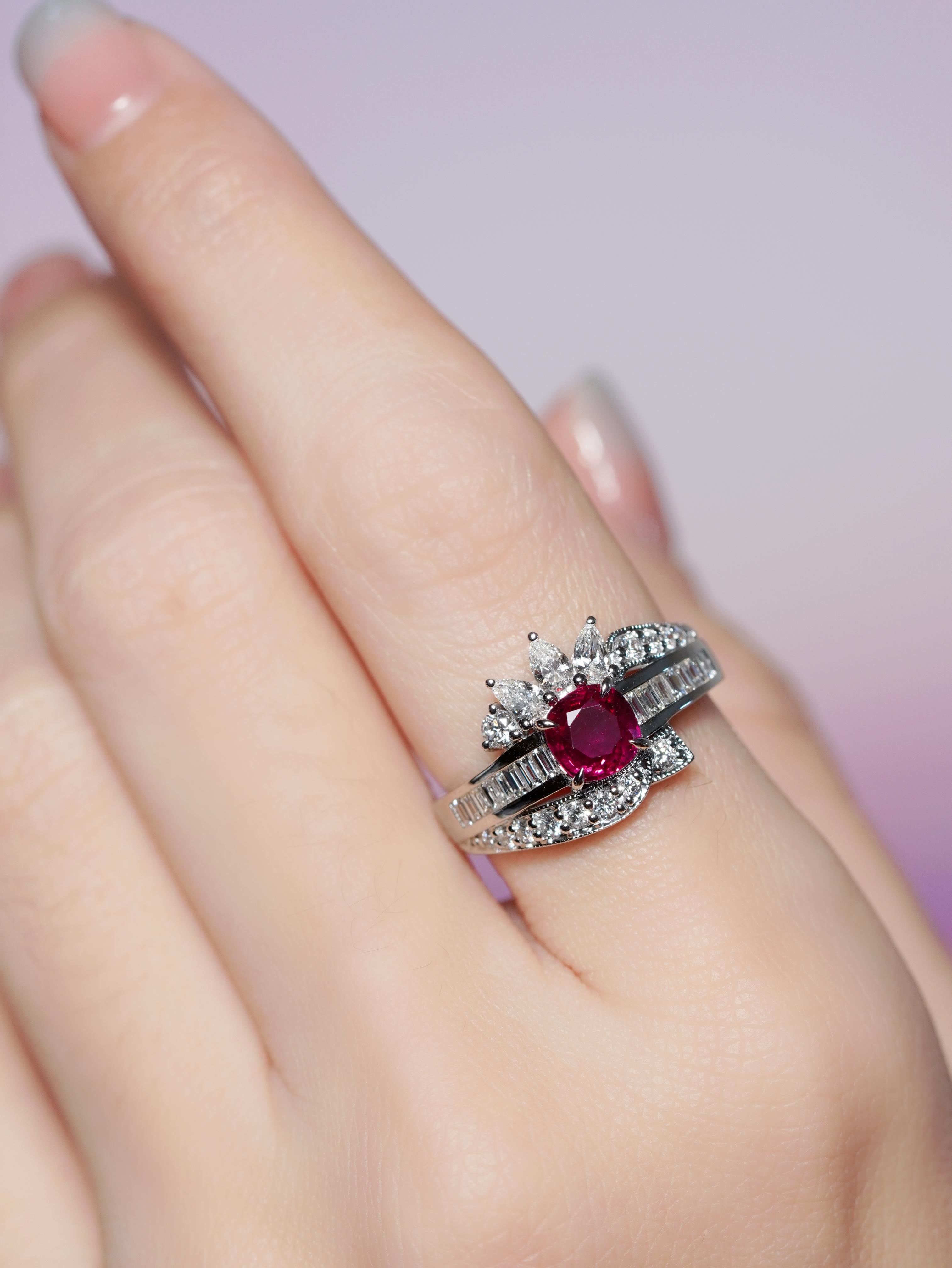 La elegancia de una época pasada, que combina la artesanía intemporal con una belleza impactante. Con un vibrante rubí como pieza central, el rico tono rojo se complementa brillantemente con diamantes engastados en un intrincado diseño geométrico.