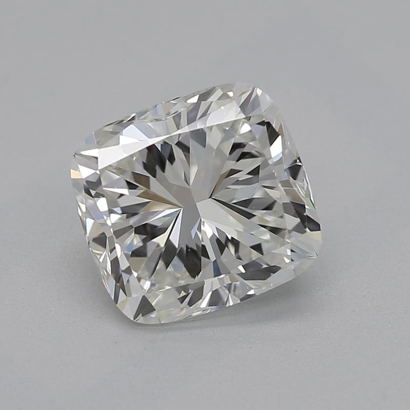 Découvrez une superbe bague en diamant qui rayonne d'élégance et de sophistication, méticuleusement fabriquée pour célébrer vos moments les plus chers. En son cœur se trouve un diamant coussin I VS2 de 1,18, solidement maintenu en place par un