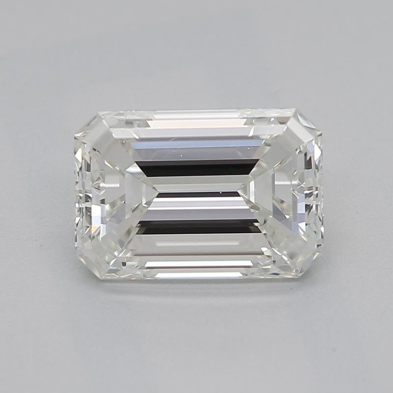 Ein elegant gestalteter Diamantring, der Vintage-Charme und moderne Raffinesse ausstrahlt. Dieser aus Weißgold gefertigte Ring besitzt einen atemberaubenden Mittelstein im Smaragdschliff. Mit einem beeindruckenden Gewicht von 1,18 rühmt sich der