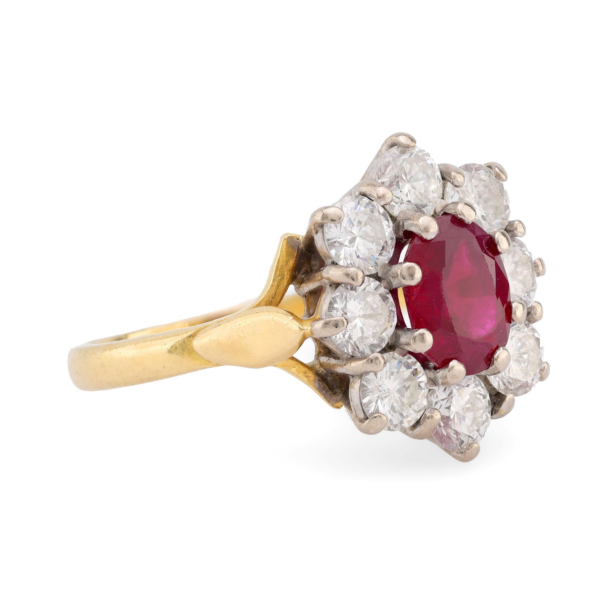 GIA Anillo en racimo de oro amarillo y blanco de 18 quilates con un diamante rubí de Birmania de 1,2 quilates Moderno