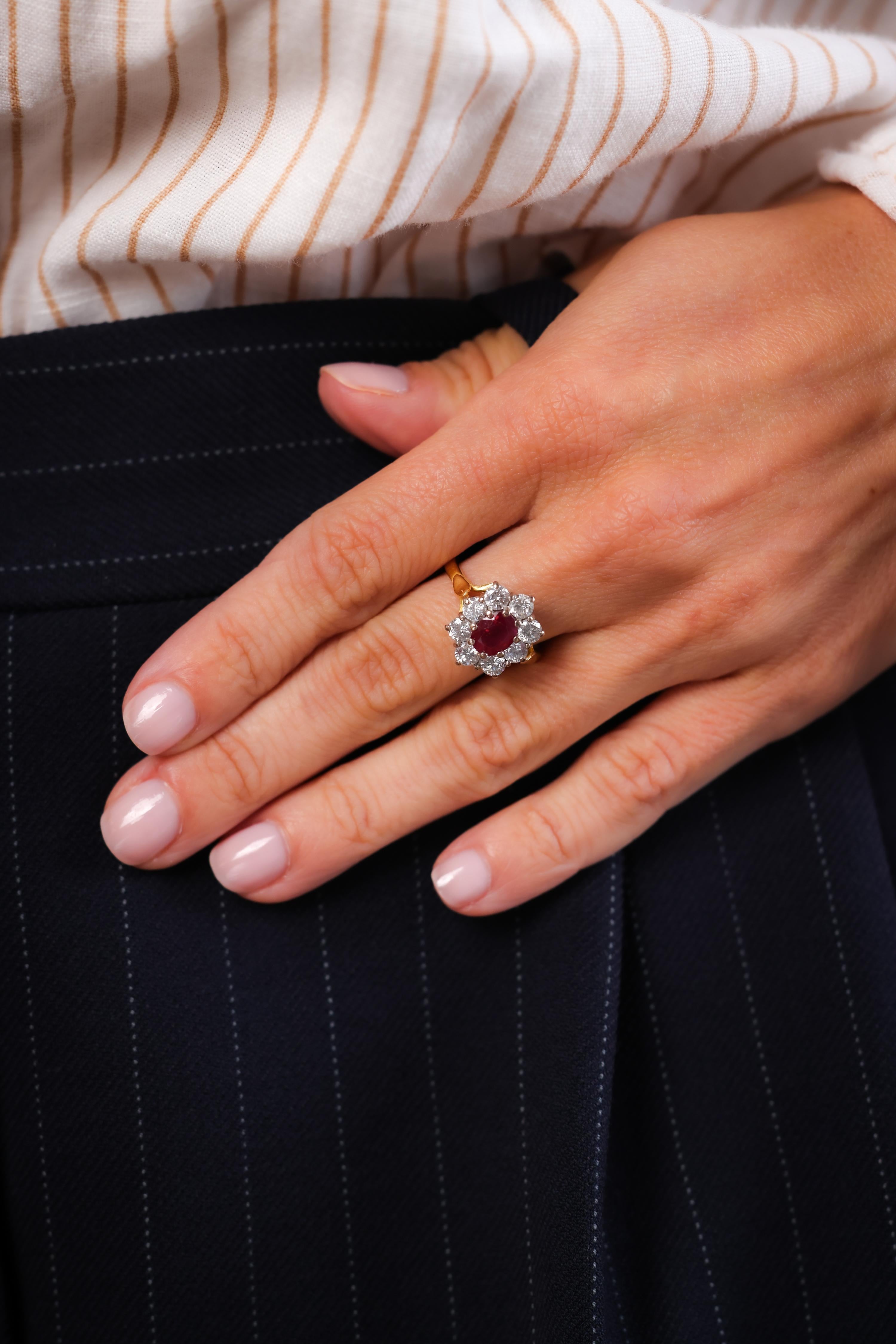 GIA Anillo en racimo de oro amarillo y blanco de 18 quilates con un diamante rubí de Birmania de 1,2 quilates Corte oval