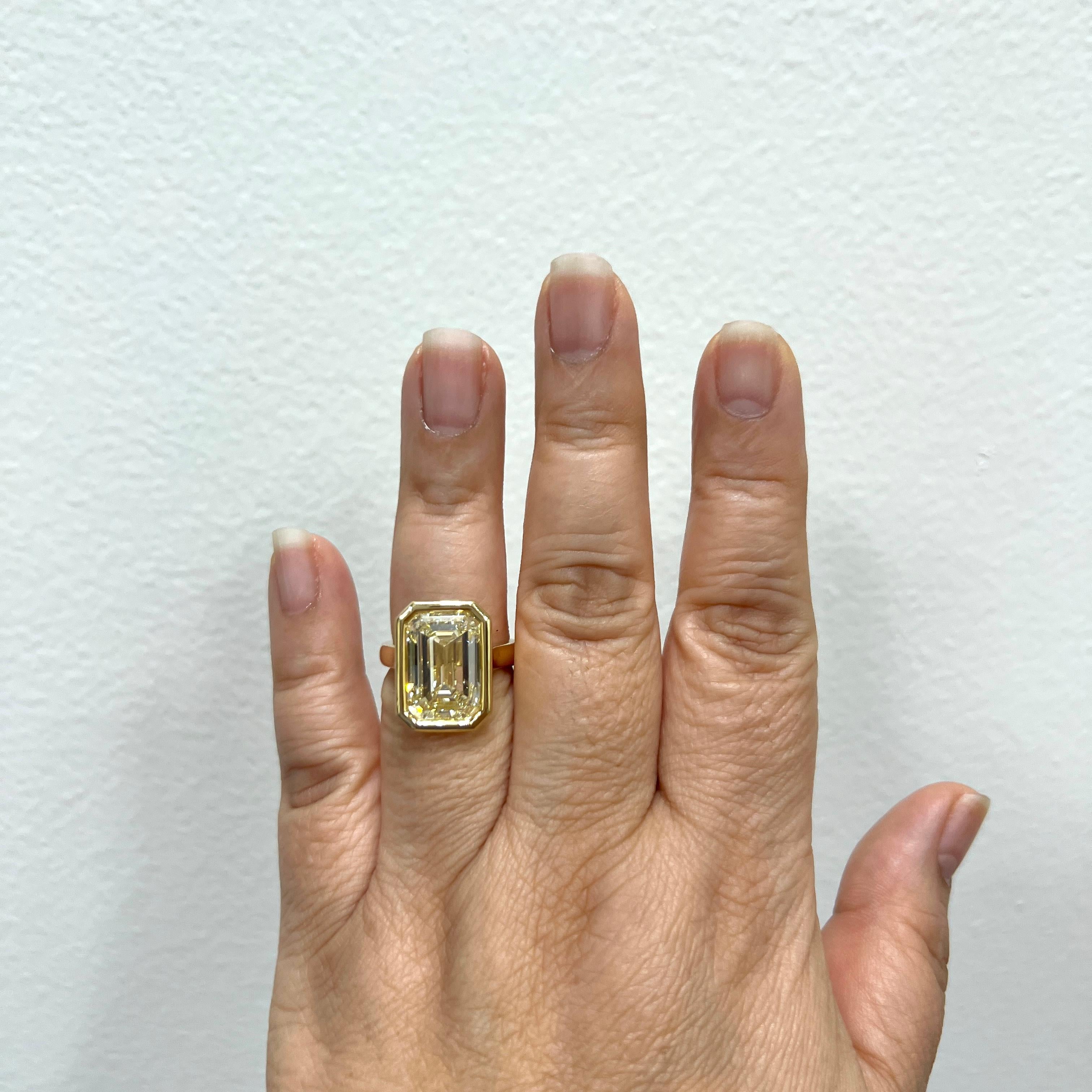 Magnifique 12,00 ct. W à X VS1 diamant taille émeraude.  Fabriqué à la main en or jaune 18k.  Bague taille 6.5.  Livré avec un certificat GIA.