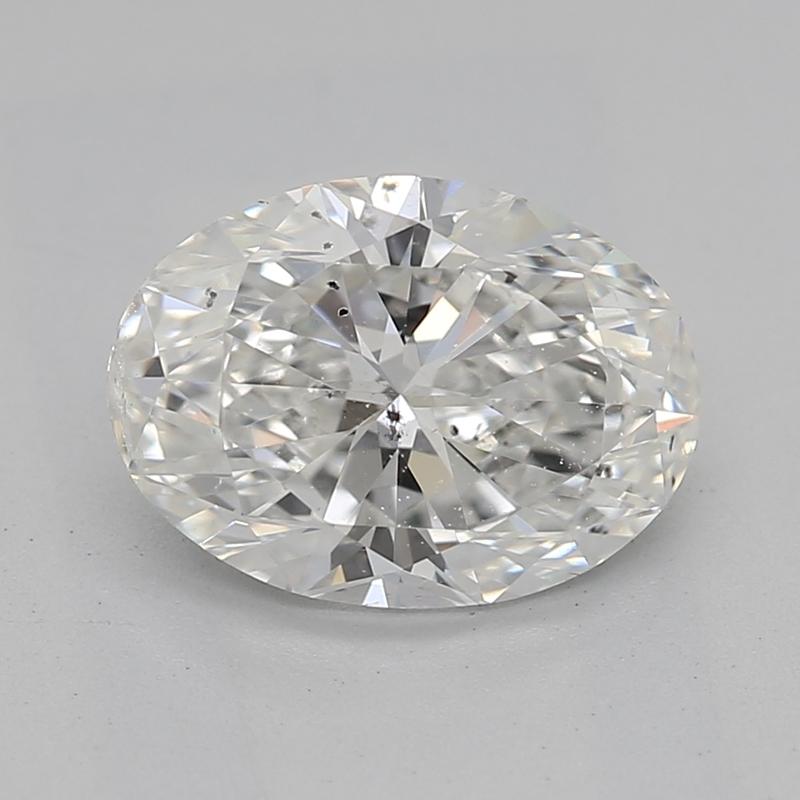 Fabriquée à la main à New York, cette bague en diamant est une expression étonnante de l'élégance. La pièce maîtresse est un diamant ovale pesant 1,2, impeccablement classé G et SI2. Son design intemporel est complété par deux diamants plus petits,