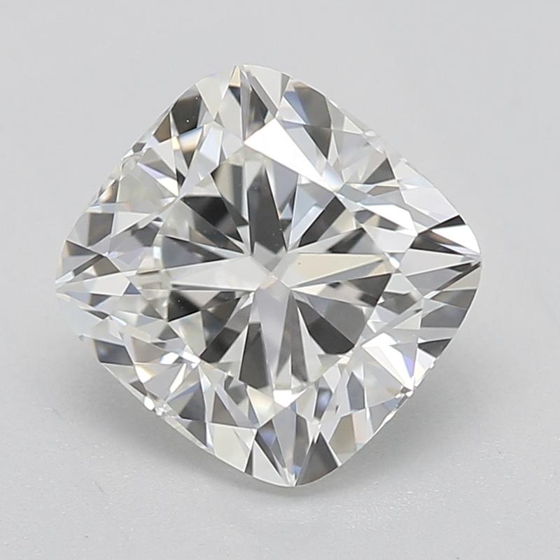 Prova una miscela impareggiabile di eleganza e maestria con questo splendido anello di diamanti con un'abbagliante pietra centrale a cuscino del peso di 1,20 certificata da GIA, che vanta un'incontaminata J e VS1. Realizzato a mano con cura,