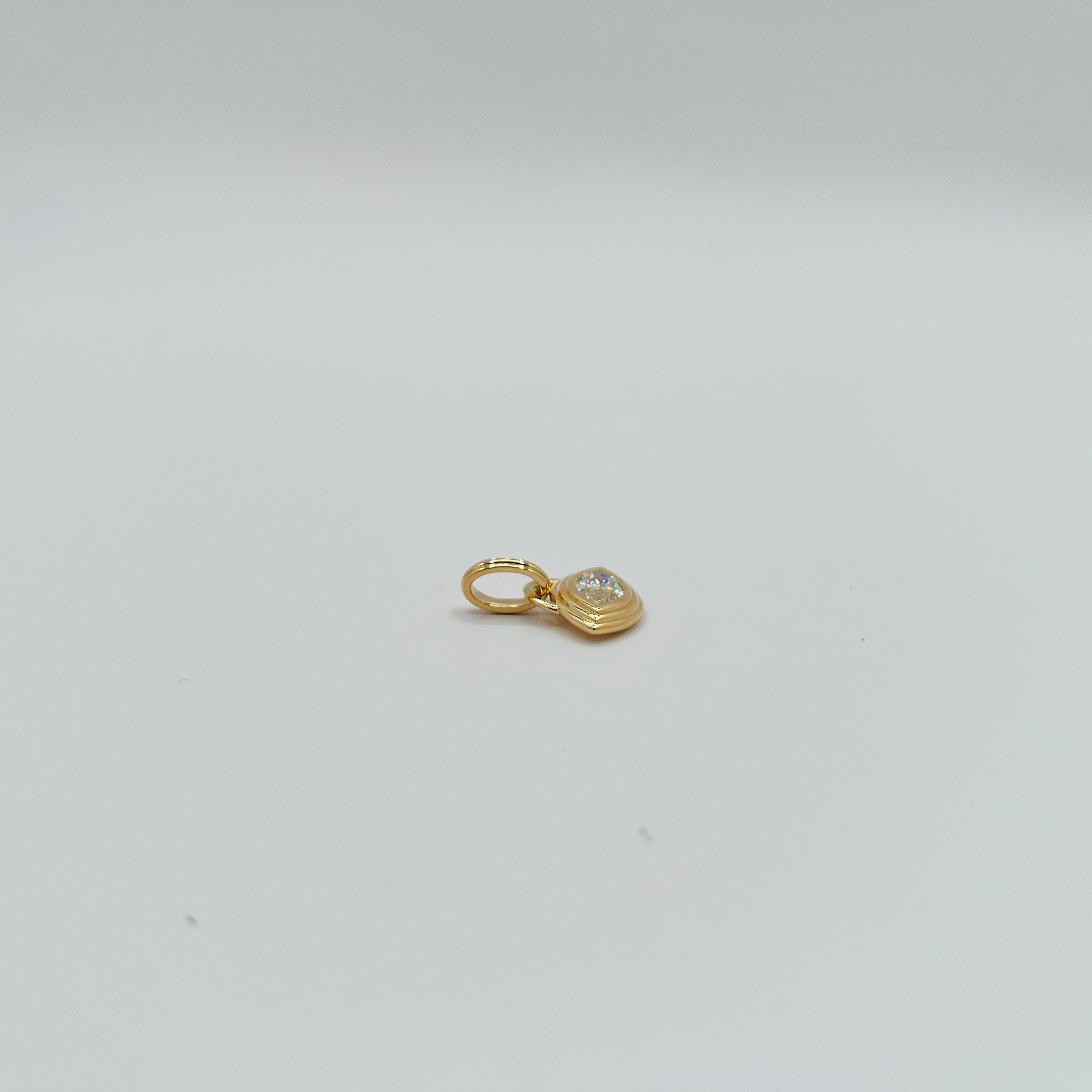 GIA 1.20 Carat Marquise White Diamond East West Bezel Pendentif en or jaune 18K Neuf - En vente à Los Angeles, CA