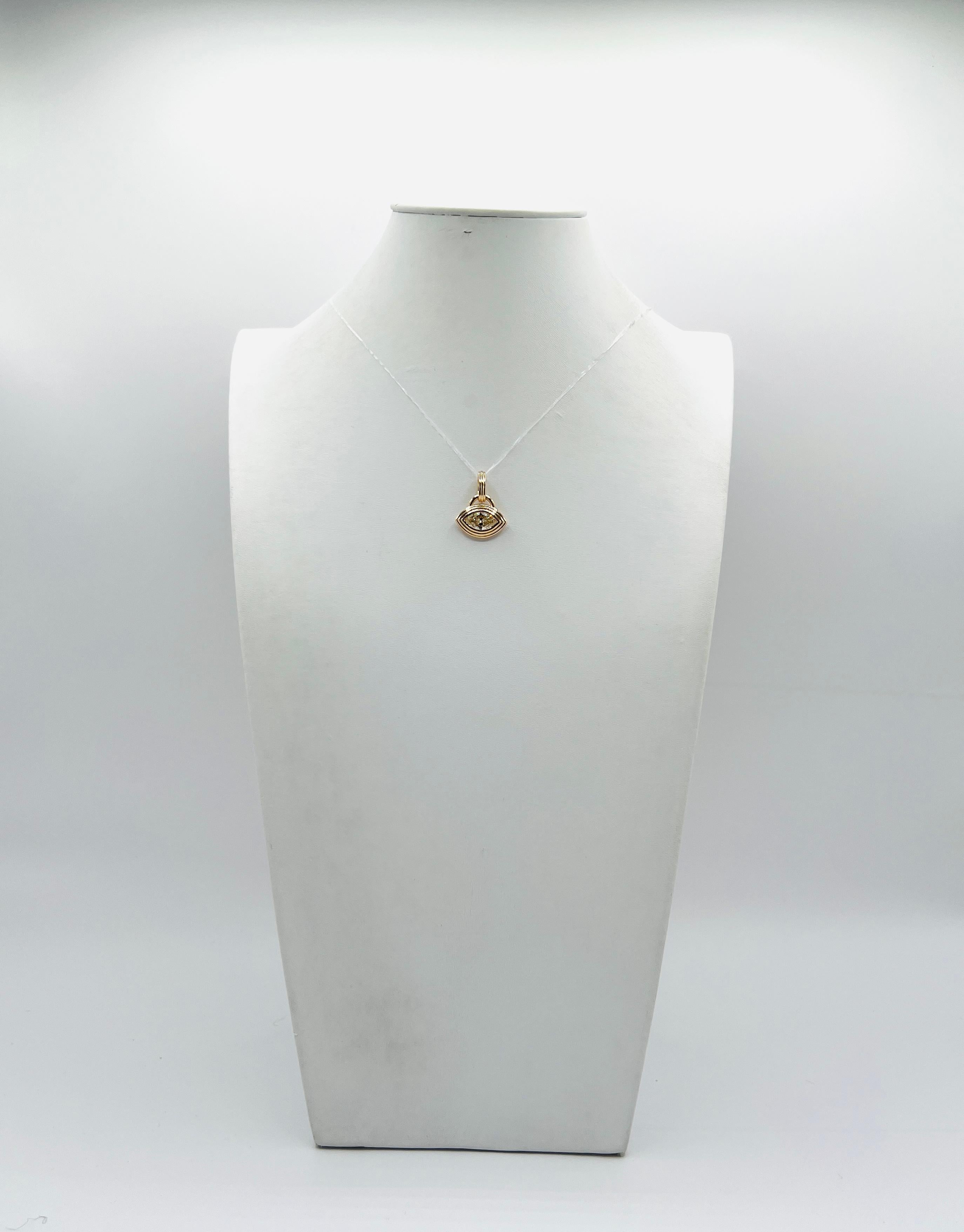 GIA 1.20 Carat Marquise White Diamond East West Bezel Pendentif en or jaune 18K Unisexe en vente