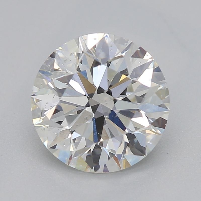 Fabriquée à la main à New York, cette magnifique bague en diamant est ornée d'une captivante pierre centrale ronde de 1,20, qui présente un équilibre impressionnant entre la taille et l'éclat. Serti dans une configuration sécurisée à quatre