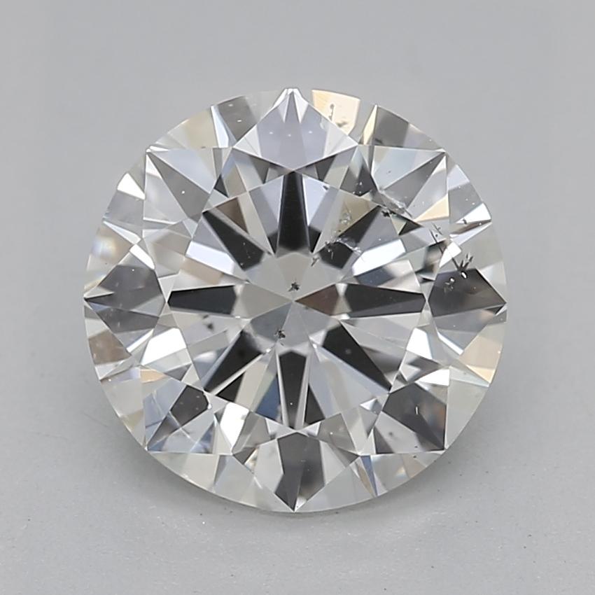 Questo squisito anello con diamante presenta una magnifica pietra centrale rotonda del peso di 1,20, sapientemente lavorata per catturare la luce e irradiare brillantezza. Il diamante è classificato I e SI2, assicurando una qualità e una limpidezza
