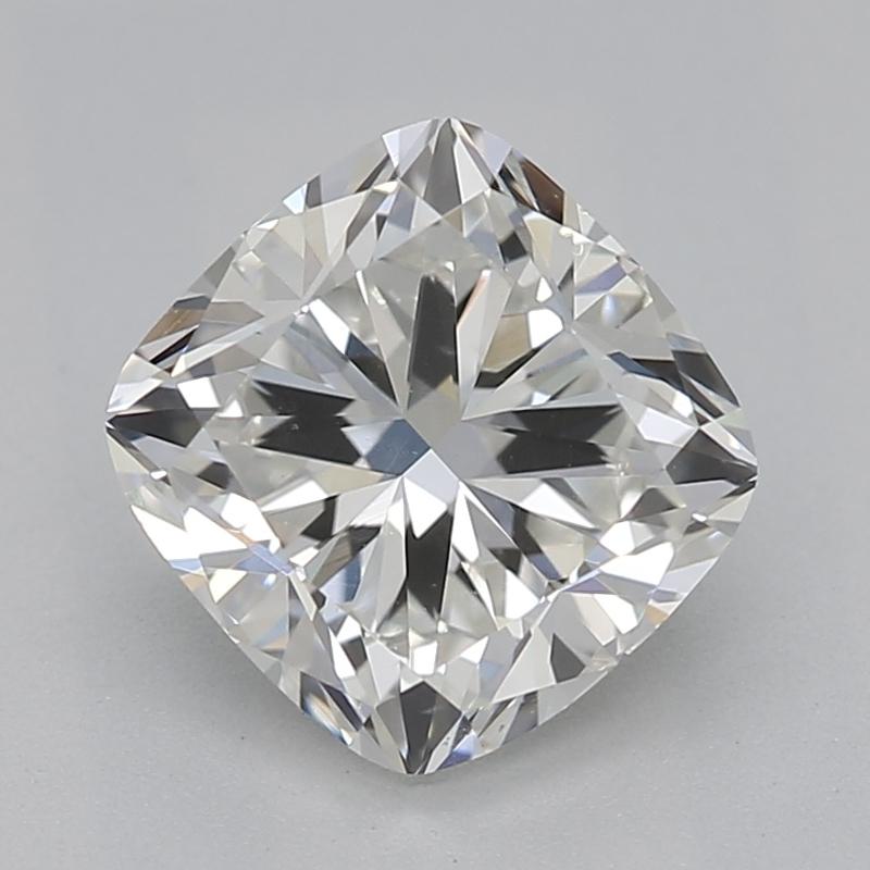 Dieser exquisite, in New York handgefertigte Diamantring zeigt in der Mitte einen atemberaubenden kissenförmigen Diamanten mit einem Gewicht von 1,20, der mit I und VS2 bewertet ist. Das einzigartige Design verbindet Vintage-Flair mit