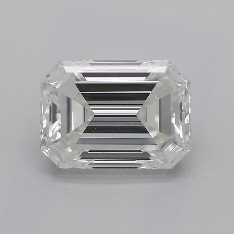 Dieser in New York handgefertigte Diamantring besticht durch sein atemberaubendes Herzstück, einen GIA-zertifizierten Smaragddiamanten mit einem Gewicht von 1,20. Der luxuriöse Stein weist ein reizvolles H und VS1 auf und garantiert außergewöhnliche