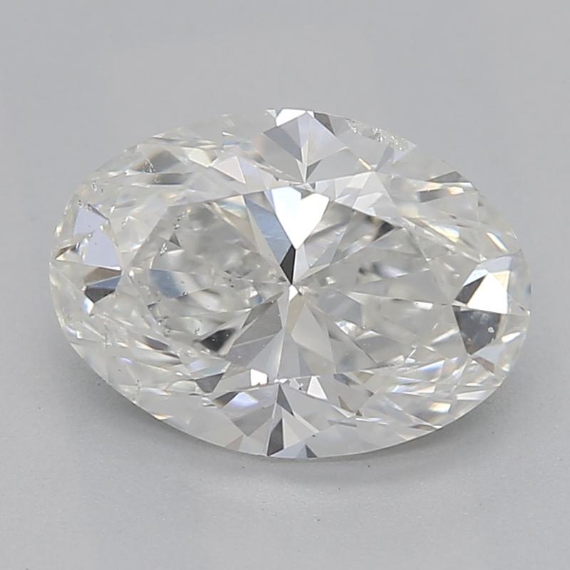 Realizzato a mano a New York, questo squisito anello con diamante è caratterizzato da una pietra centrale ovale mozzafiato del peso di 1,20. Il diamante vanta un bellissimo G e SI2, garantendo una chiarezza e una luminosità eccezionali che