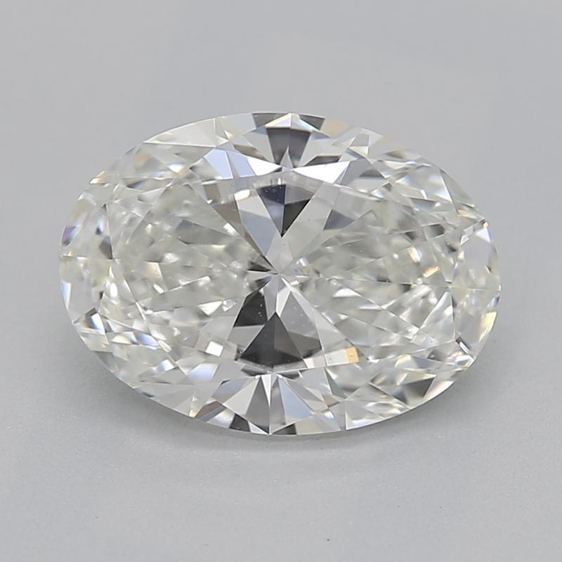 Fabriquée à la main �à New York, cette superbe bague en diamant est un exemple de beauté intemporelle et de sophistication. Elle est ornée d'une captivante pierre centrale ovale pesant 1,20, d'un I remarquable et d'une pureté VS1. Son design
