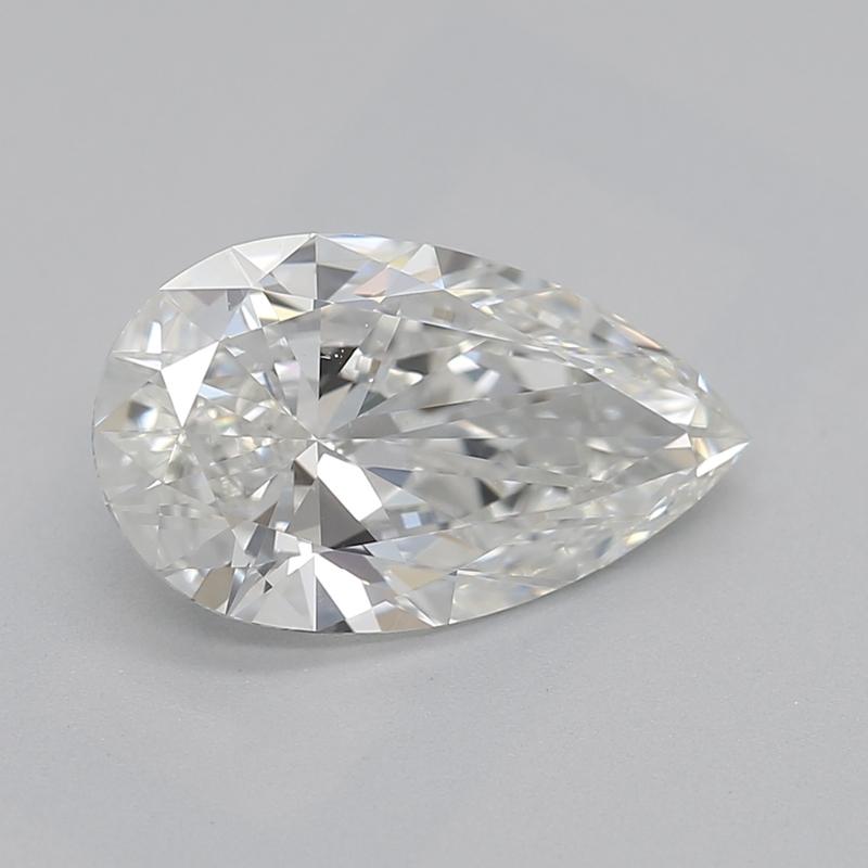 Un magnifico anello di diamanti con una splendida pietra centrale a pera, che pesa ben 1,20 e vanta un'impeccabile H. H. e VS2. Questo squisito pezzo è sapientemente realizzato in oro bianco, per offrire una luce calda e radiosa che esalta la