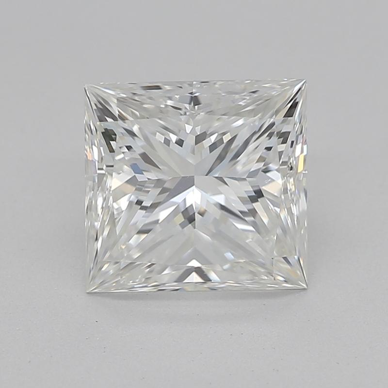 Realizzato a mano a New York, questo squisito anello con diamante presenta una pietra centrale mozzafiato, un diamante princess del peso di 1,20 con un'accattivante H e un notevole VS1. Il diamante è fissato in un'elegante incastonatura a traliccio