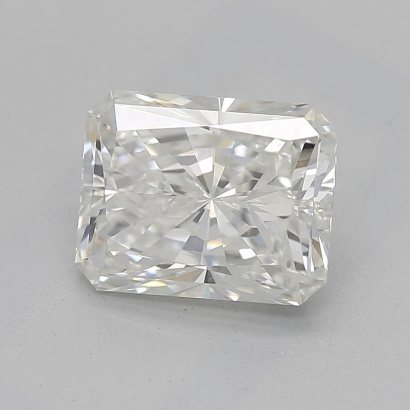 Fabricado a mano en Nueva York, este exquisito anillo de diamantes presenta una impresionante piedra central radiante de 1,20. El diamante ostenta un hermoso I y VS2 , lo que garantiza una claridad y un brillo excepcionales que llamarán la atención