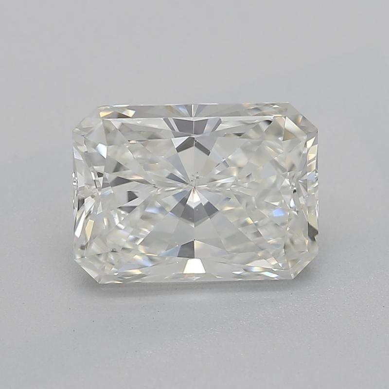 Fabriquée à la main à New York, cette exquise bague en diamant met en valeur une impressionnante pierre centrale de 1,20, rayonnante à chaque coup d'œil. Classé J et SI2, il possède un éclat exceptionnel qui capte magnifiquement la lumière. Le