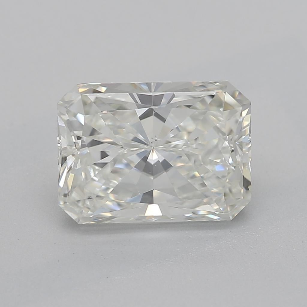 Realizzato con eleganza, questo straordinario anello con diamante presenta una splendida pietra centrale di 1,20, che sfoggia squisiti J e SI2. Il solitario è splendidamente fissato in una classica incastonatura a rebbi, che ne enfatizza la