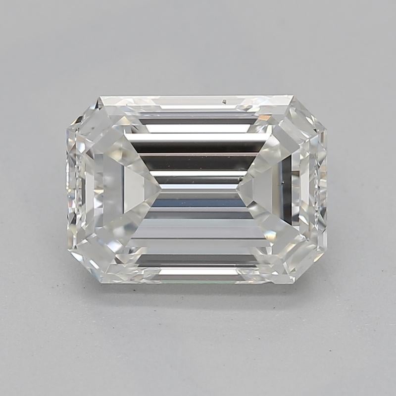 Questo straordinario anello con diamante, che affascina per la sua straordinaria brillantezza, è caratterizzato da una pietra centrale smeraldo di 1,21, con una squisita H. H. e VS2. Il design è impreziosito da una delicata aureola di diamanti