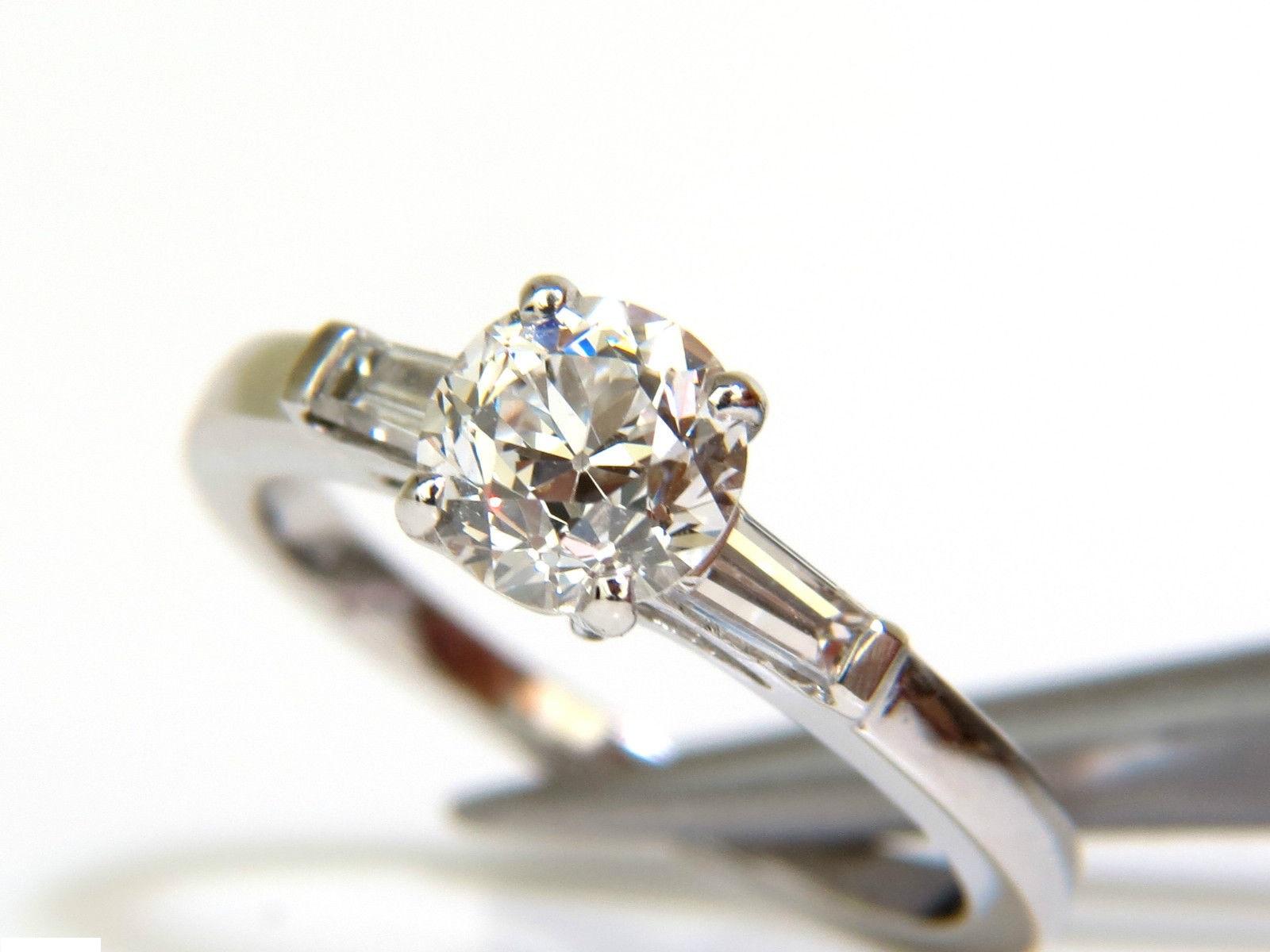 1.01ct. GIA Diamant im alten europäischen Schliff

F-Farbe

Vs-2 Klarheit.

(siehe Bescheinigung)



Seitliche Diamanten:

.20ct. 

G-Farbe, Vs-2 Klarheit.

14kt. Weißgold 

tiefe des Rings: 6.6 mm

 4 Gramm Gesamtgewicht



Ausgezeichnete, gut