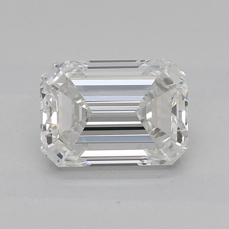 Fabriquée à la main à New York, cette exquise bague en diamant met en valeur une pièce centrale envoûtante composée d'un diamant émeraude certifié GIA pesant 1,21 , serti dans un luxueux platine. Le diamant possède une superbe qualité, classée F et