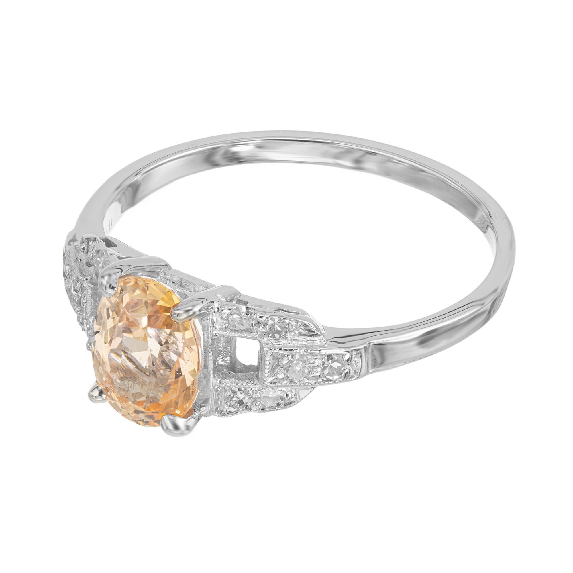 Anello di fidanzamento in platino Art Deco 1930 con zaffiro e diamante naturale giallo arancione, senza calore e senza esaltazione.  Zaffiro originale di taglio europeo antico con corona in rilievo e tavoletta accentuata da diamanti a taglio