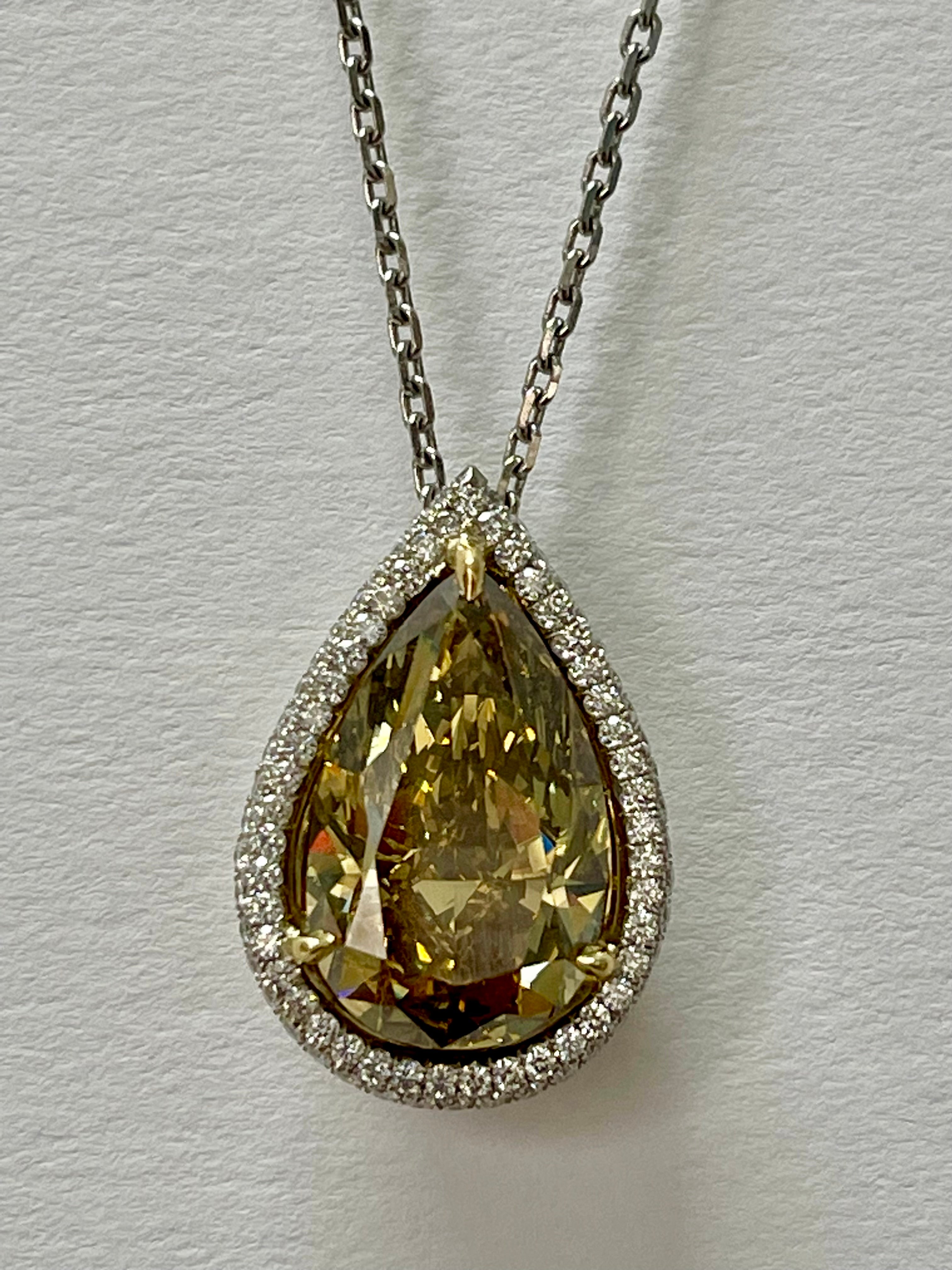 Ce collier de diamants en forme de poire de 12,11 carats, certifié par le GIA, de couleur brun foncé et jaune verdâtre, est magnifiquement réalisé à la main en or jaune et blanc 18 carats. 

Les détails sont les suivants : 

Diamant poire : 12,11