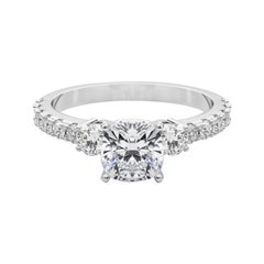 GIA 1.21ct Cushion Three-Stone with Diamond Shank (Trois pierres coussin avec tige en diamant)  Bague en diamant