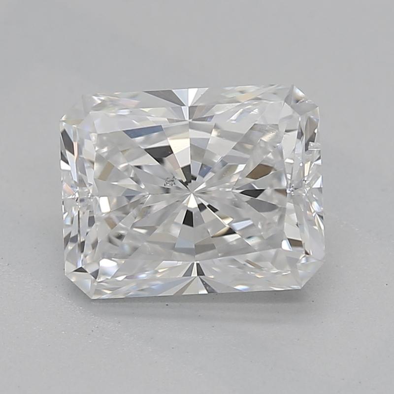 Handgefertigt in New York, ein atemberaubender Diamantring, mit einem fesselnden Mittelstein von strahlendem E SI1 mit einem Gewicht von 1,21. Dieses bemerkenswerte Schmuckstück wird durch zwei elegante, birnenförmige Seitensteine in Zackenfassung