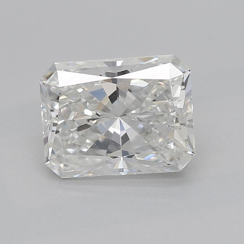 Realizzato a mano a New York, uno splendido anello con diamante, caratterizzato da un'affascinante pietra centrale radiante G VS2 del peso di 1,21. Questo straordinario pezzo è impreziosito da due pietre laterali a forma di pera elegantemente