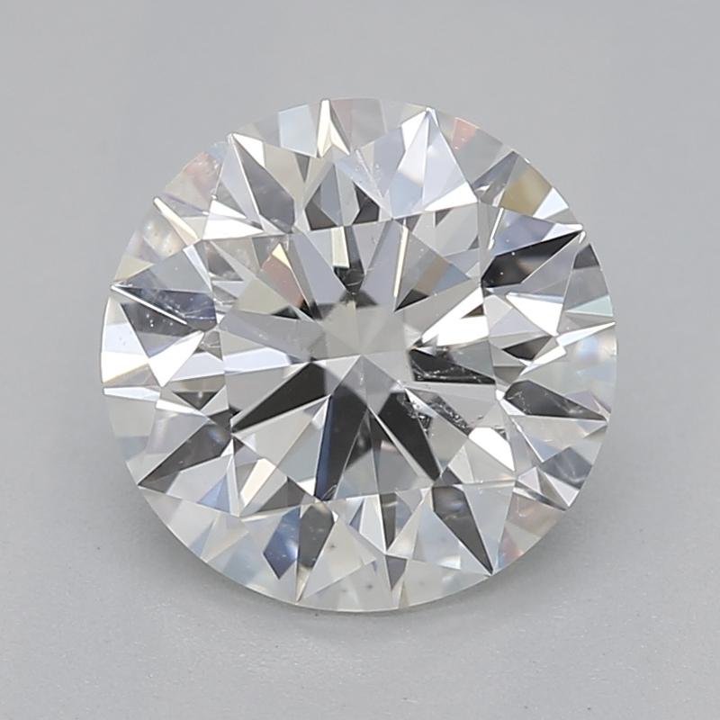 Hecho a mano en Nueva York, este impresionante anillo de diamantes exhibe un impresionante diamante central redondo G SI2 de 1,21, expertamente asegurado en un engaste clásico con garras que realza su brillo. Alrededor de la cautivadora pieza