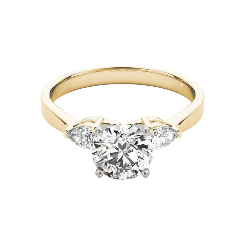 GIA 1,21ct Solitario rotondo e anello a tre pietre con pera in oro giallo 18 carati in vendita