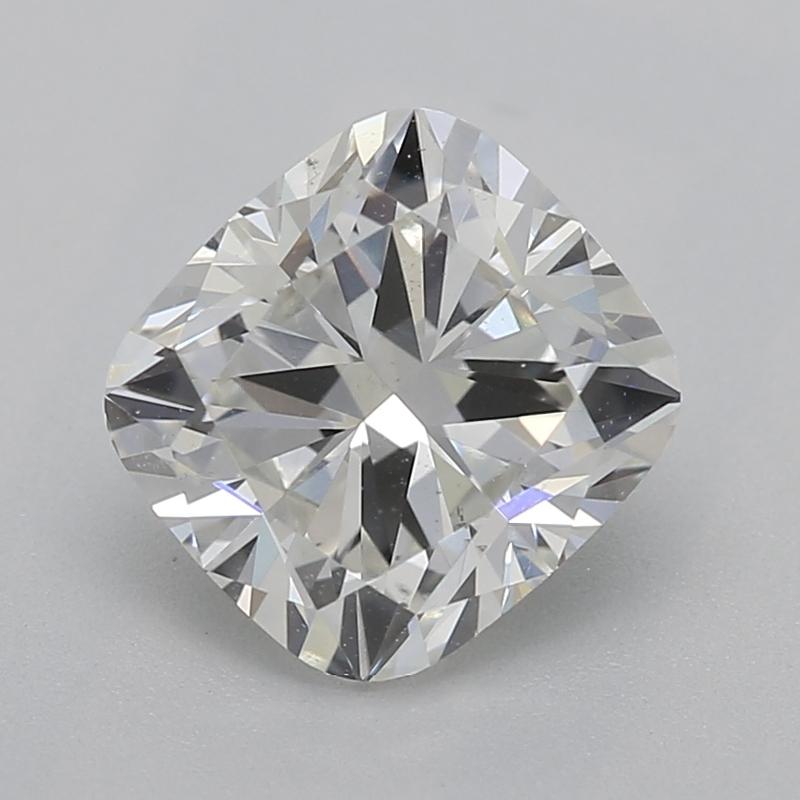 Realizzato a mano a New York, questo splendido anello con diamante presenta un'affascinante pietra centrale certificata GIA composta da diamanti a cuscino del peso di 1,22 e classificati J e SI1. La brillantezza e il fuoco della pietra centrale sono