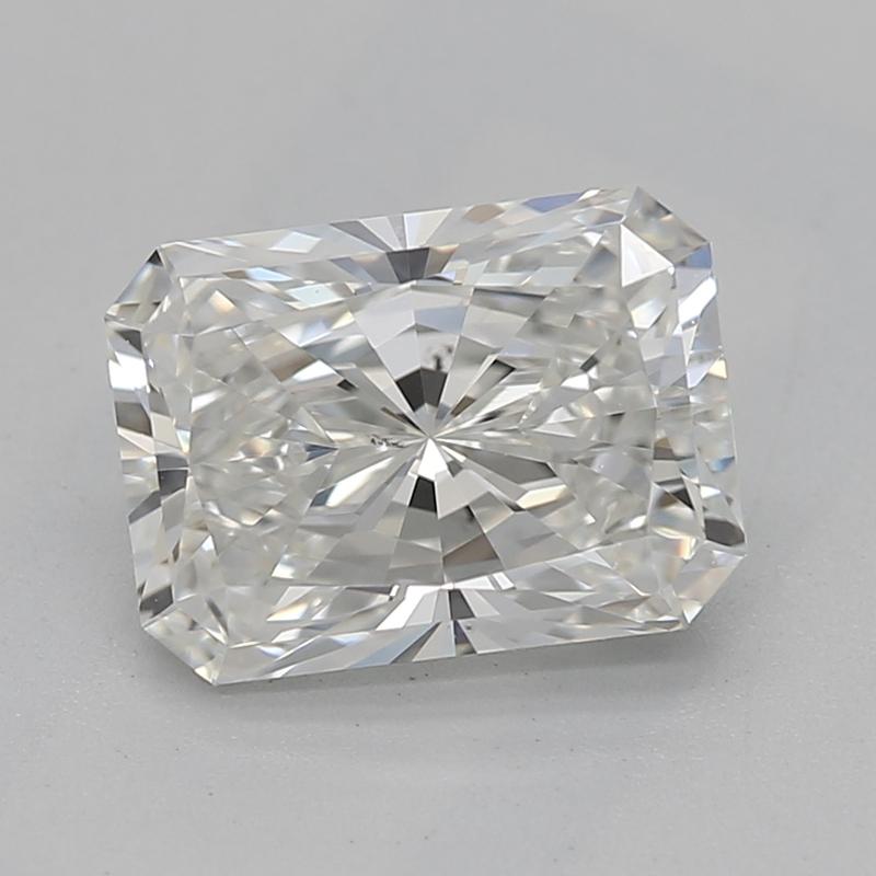 Realizzato a mano a New York, questo squisito anello con diamante è caratterizzato da una pietra centrale radiosa e mozzafiato del peso di 1,22. Il diamante vanta una splendida H e VS2, garantendo una chiarezza e una luminosità eccezionali che