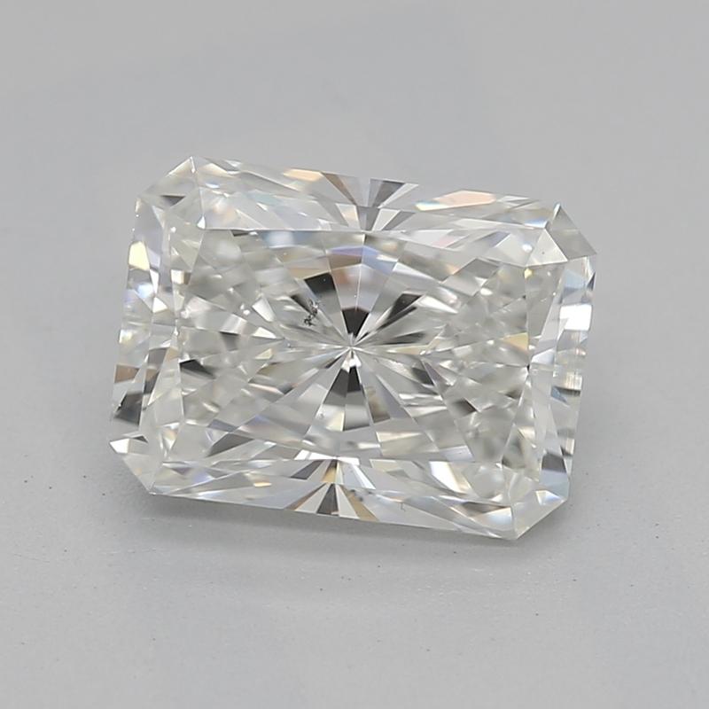 Scopri uno splendido anello con diamante che emana eleganza e raffinatezza, realizzato meticolosamente per celebrare i tuoi momenti più cari. Al centro si trova un affascinante diamante radiante I SI1 1,23, tenuto saldamente al suo posto con una