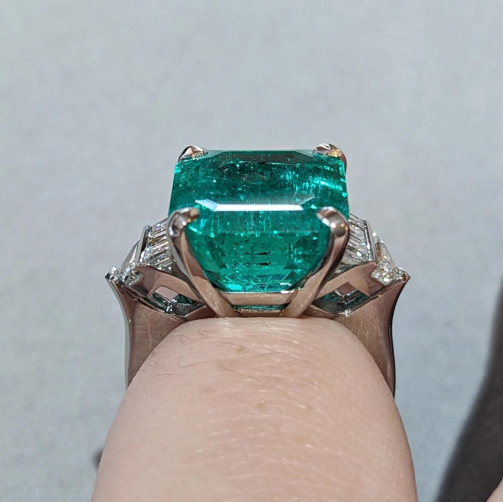 Taille émeraude GIA 12.49 ct Colombian Emerald and Diamond Ring in Platinum en vente