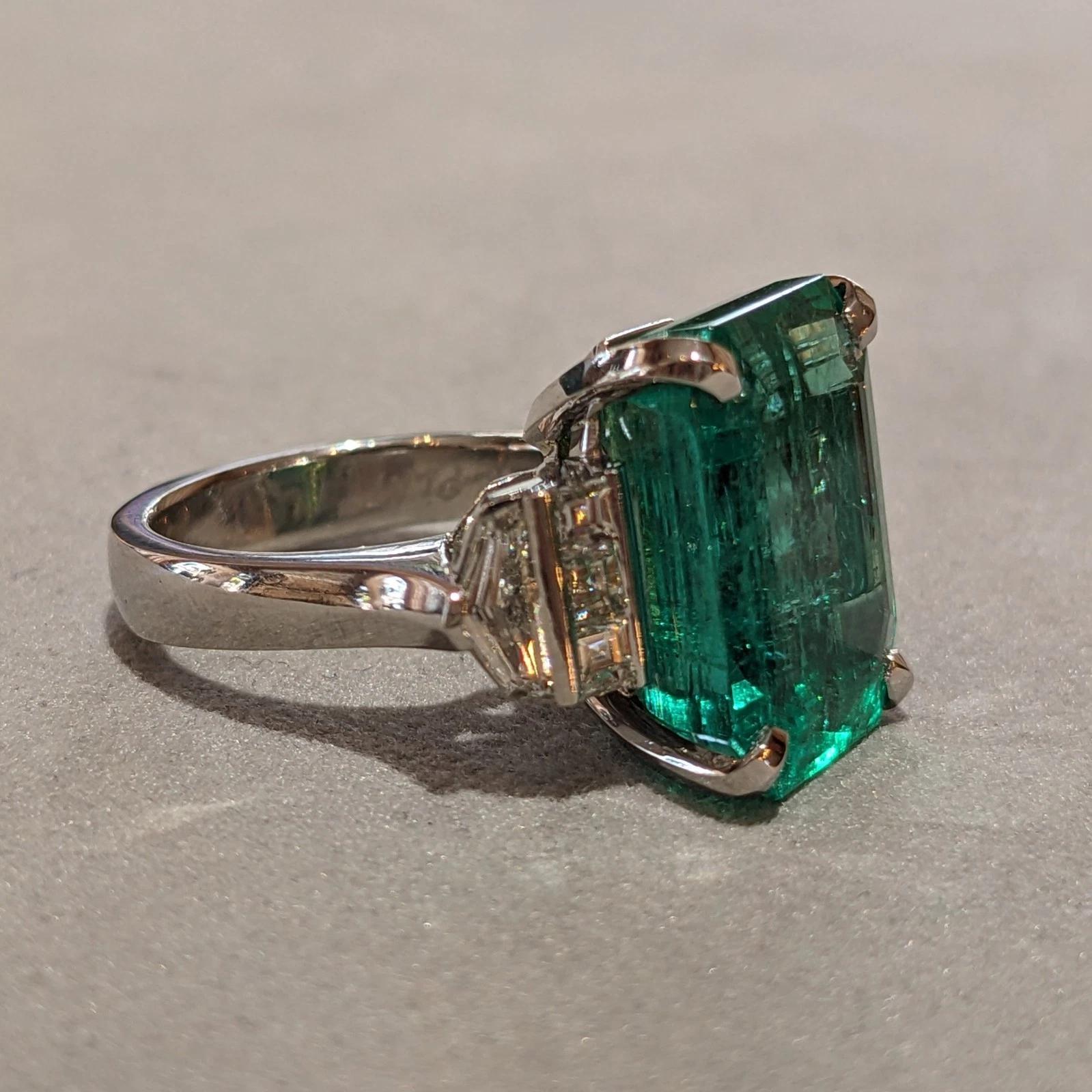 GIA 12.49 ct Colombian Emerald and Diamond Ring in Platinum Neuf - En vente à La Jolla, CA